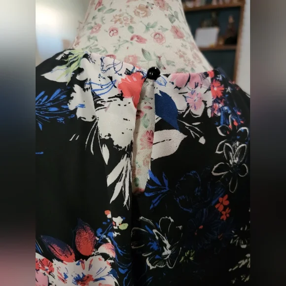 Lily Rose Black and White Floral Dress. Size Medium - Picture 4 of 7